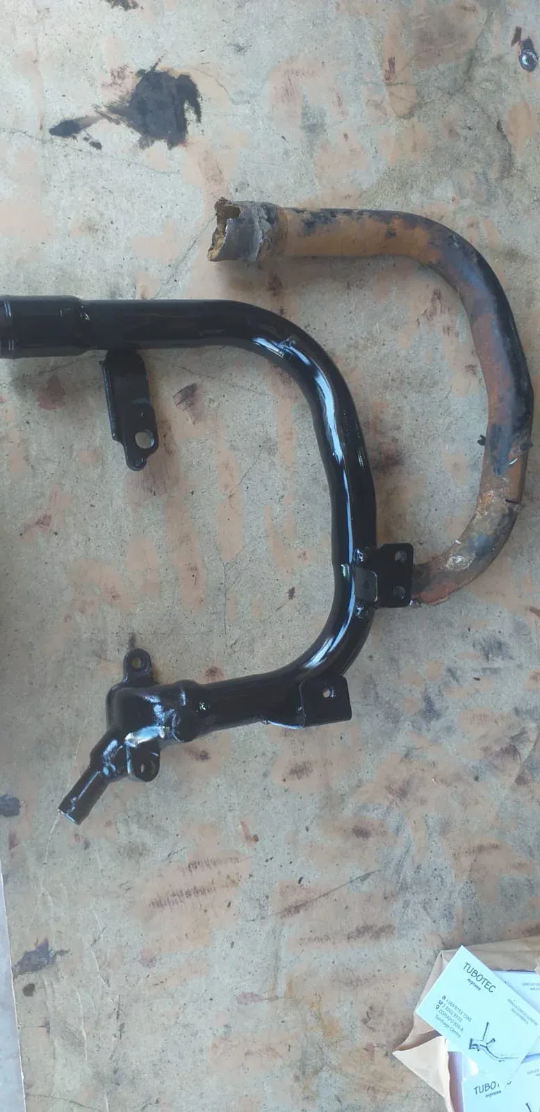 Comparación antes y después de cañería automotriz oxidada vs nueva fabricada por Tubotec Xpress en Santiago - Garantía 5 años