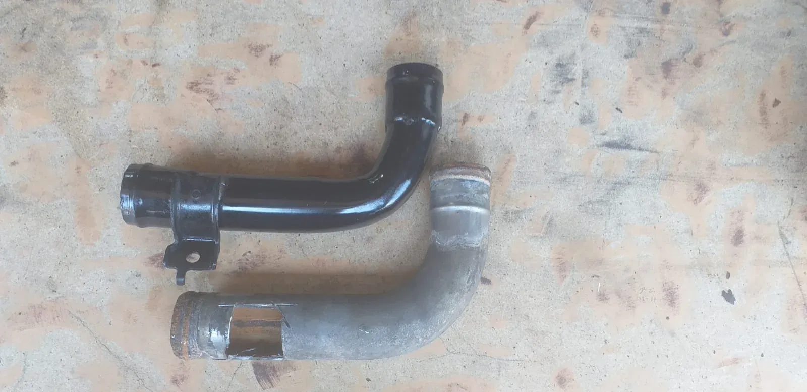 Antes y después: Cañería de refrigeración automotriz desgastada reemplazada con fabricación nueva de acero de Tubotec Santiago