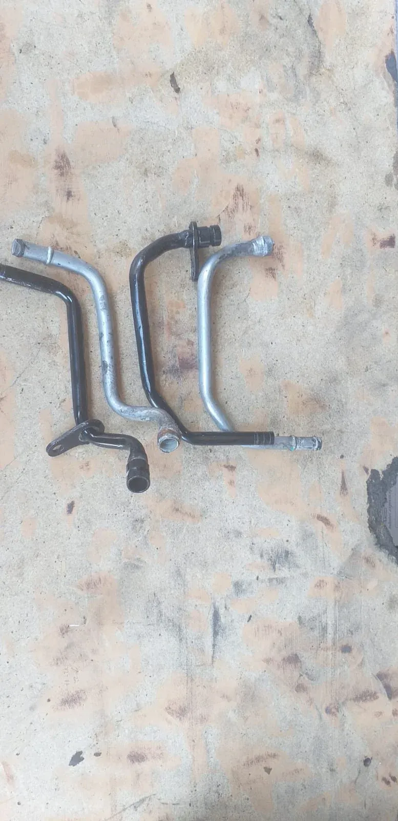 Variedad de cañerías automotrices fabricadas en acero inoxidable y acero aluminizado por Tubotec - Fabricación personalizada Santiago